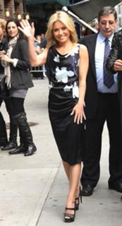 Kelly Ripa feet photo thumbnail