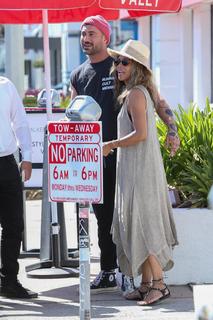 Halle Berry feet photo thumbnail