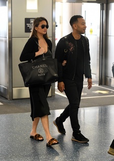 Chrissy Teigen feet photo thumbnail