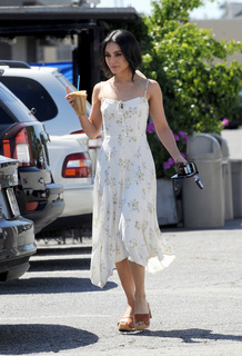 Vanessa Hudgens feet photo thumbnail
