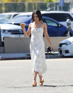 Vanessa Hudgens feet photo thumbnail