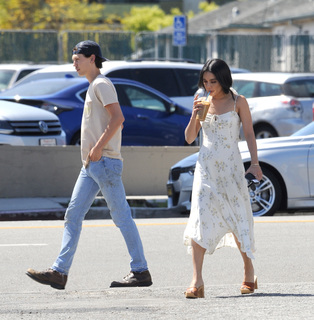 Vanessa Hudgens feet photo thumbnail