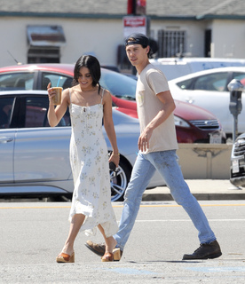 Vanessa Hudgens feet photo thumbnail