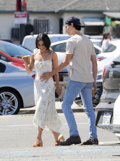 Vanessa Hudgens feet photo thumbnail