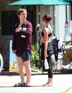 Sarah Hyland feet photo thumbnail