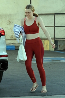 Dakota Fanning feet photo thumbnail