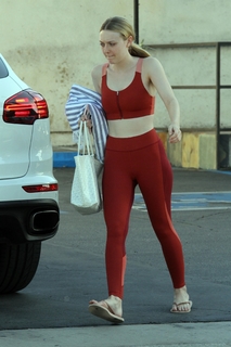 Dakota Fanning feet photo thumbnail