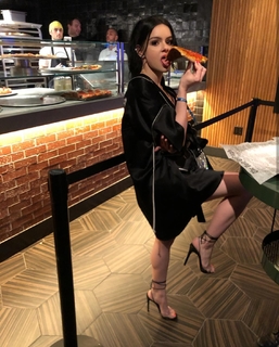 Ariel Winter feet photo thumbnail