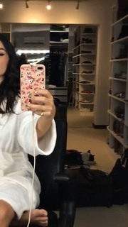 Isis Valverde feet photo thumbnail