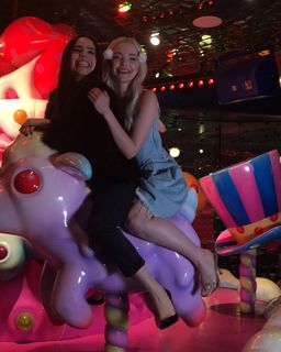 Dove Cameron feet photo thumbnail