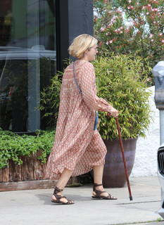 Selma Blair feet photo thumbnail