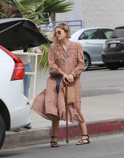 Selma Blair feet photo thumbnail