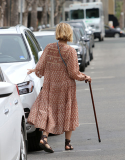 Selma Blair feet photo thumbnail