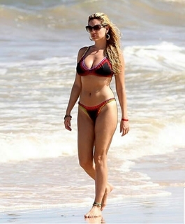 Kelly Brook feet photo thumbnail