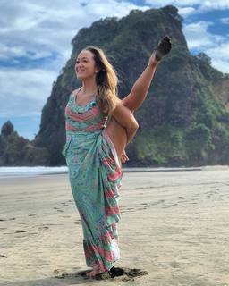 Kino MacGregor feet photo thumbnail