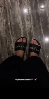 Demi Lovato feet photo thumbnail