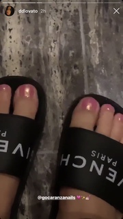 Demi Lovato feet photo thumbnail