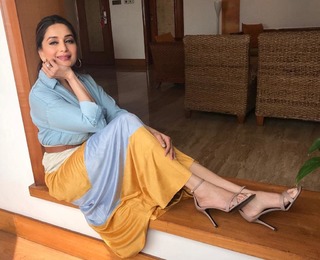 Madhuri Dixit feet photo thumbnail