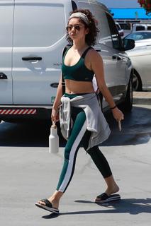 Sarah Hyland feet photo thumbnail