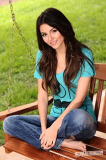 Victoria Justice feet photo thumbnail