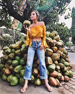 Amy Jackson feet photo thumbnail
