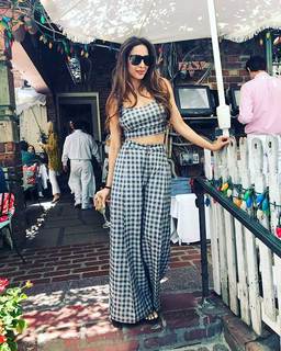 Malaika Arora feet photo thumbnail
