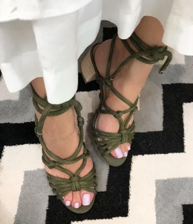 Cláudia Citroni feet photo thumbnail