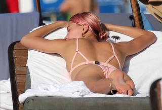 Hailey Bieber feet photo thumbnail