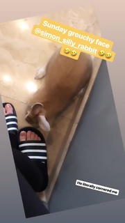 Kaley Cuoco feet photo thumbnail
