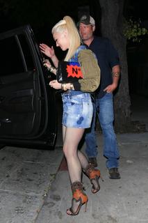 Gwen Stefani feet photo thumbnail