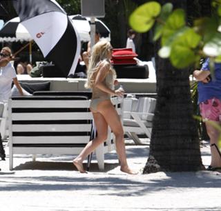 Lindsay Lohan feet photo thumbnail