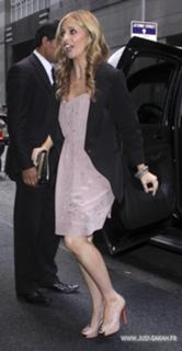 Sarah Michelle Gellar feet photo thumbnail