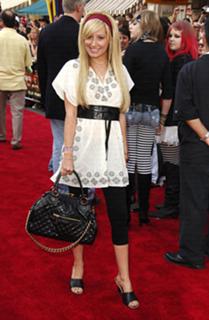 Ashley Tisdale feet photo thumbnail