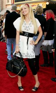 Ashley Tisdale feet photo thumbnail