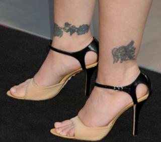 Alyssa Milano feet photo thumbnail