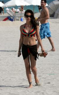 Alyssa Milano feet photo thumbnail