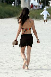 Alyssa Milano feet photo thumbnail