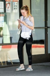 Dakota Fanning feet photo thumbnail