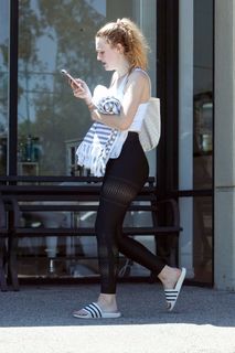 Dakota Fanning feet photo thumbnail