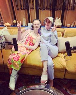 Katy Perry feet photo thumbnail