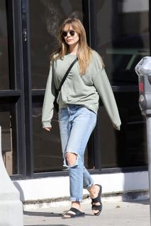 Elizabeth Olsen feet photo thumbnail