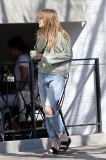 Elizabeth Olsen feet photo thumbnail