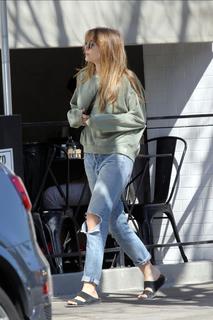 Elizabeth Olsen feet photo thumbnail