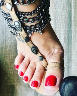 Karin Klemp feet photo thumbnail