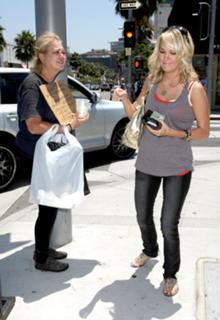Carrie Underwood feet photo thumbnail