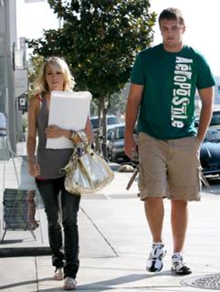 Carrie Underwood feet photo thumbnail