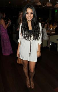 Vanessa Hudgens feet photo thumbnail