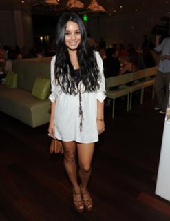 Vanessa Hudgens feet photo thumbnail