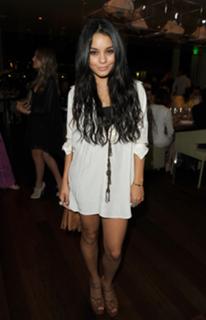 Vanessa Hudgens feet photo thumbnail