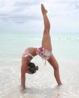 Kino MacGregor feet photo thumbnail